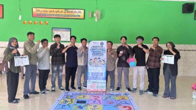 Mahasiswa PPG Informatika UMS berfoto bersama saat pengenalan Computational Thinking lewat ular tangga edukatif di PAKYM Surakarta.