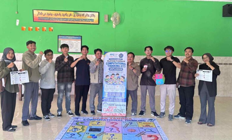 Mahasiswa PPG Informatika UMS berfoto bersama saat pengenalan Computational Thinking lewat ular tangga edukatif di PAKYM Surakarta.