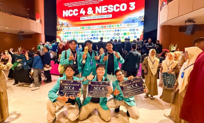 Tim Sang Surya UMS berpose di panggung penghargaan NCC 4 di Bali, memegang tiga sertifikat penghargaan untuk Favorite Poster, Silver Medal, dan Bronze Medal di depan latar panggung merah.