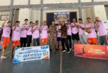 Tim basket putra FKIP UMS berfoto bersama saat penyerahan trofi juara Turnamen Basket Hari Jadi UMS di GOR Kampus 2 UMS.