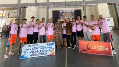 Tim basket putra FKIP UMS berfoto bersama saat penyerahan trofi juara Turnamen Basket Hari Jadi UMS di GOR Kampus 2 UMS.