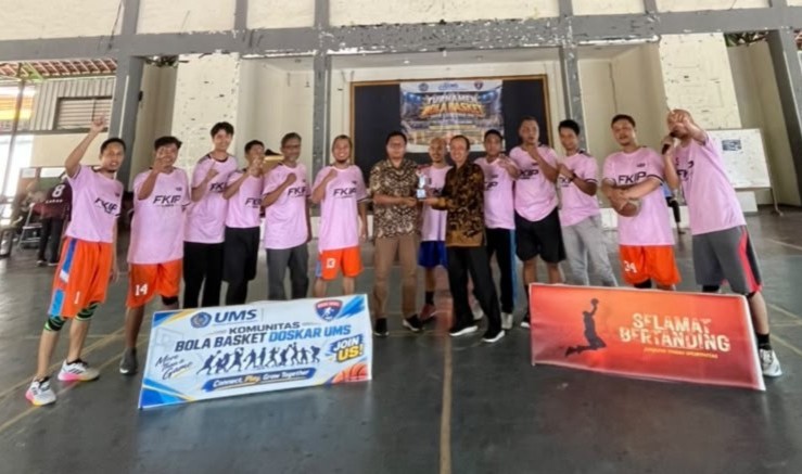 Tim basket putra FKIP UMS berfoto bersama saat penyerahan trofi juara Turnamen Basket Hari Jadi UMS di GOR Kampus 2 UMS.