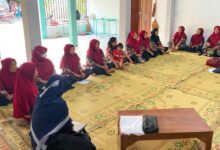 Sekelompok ibu-ibu PKK "Rukun Makmur" Kampung Kaloran, Gayamprit, Klaten, duduk lesehan di atas tikar mengikuti pelatihan manajemen keuangan SIKEPANG v1.0 yang diselenggarakan oleh Tim PkM UMS untuk program ketahanan pangan warga.