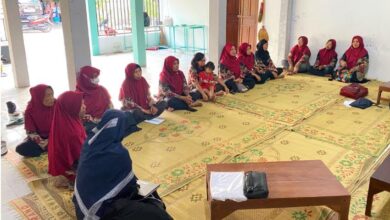 Sekelompok ibu-ibu PKK "Rukun Makmur" Kampung Kaloran, Gayamprit, Klaten, duduk lesehan di atas tikar mengikuti pelatihan manajemen keuangan SIKEPANG v1.0 yang diselenggarakan oleh Tim PkM UMS untuk program ketahanan pangan warga.