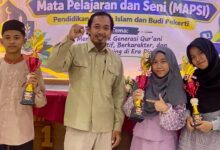 Tiga santri SMA Muhammadiyah PK Manafi'ul 'Ulum Sambi dan pembimbing memegang piala Juara 1 ajang MAPSI Boyolali 2026.