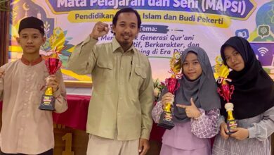 Tiga santri SMA Muhammadiyah PK Manafi'ul 'Ulum Sambi dan pembimbing memegang piala Juara 1 ajang MAPSI Boyolali 2026.