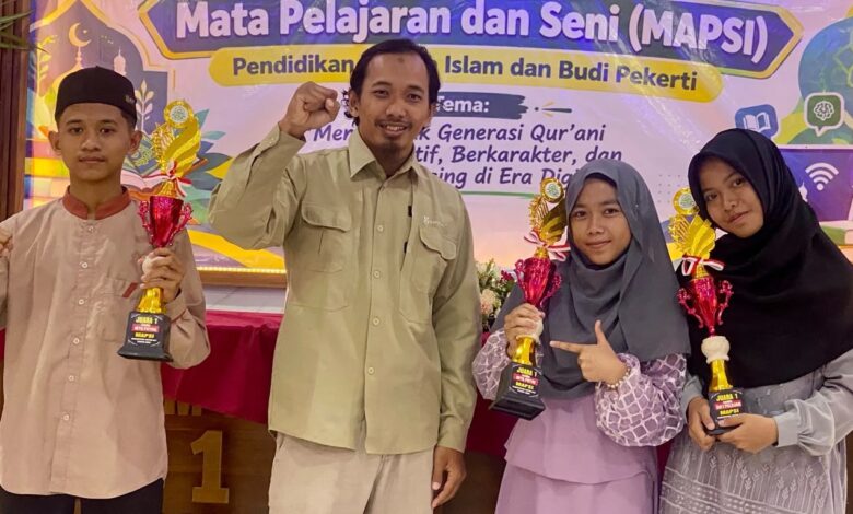 Tiga santri SMA Muhammadiyah PK Manafi'ul 'Ulum Sambi dan pembimbing memegang piala Juara 1 ajang MAPSI Boyolali 2026.