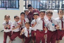 Siswa dan guru SD Muhammadiyah Jepara berfoto bersama saat kegiatan study tiru