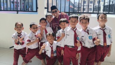 Siswa dan guru SD Muhammadiyah Jepara berfoto bersama saat kegiatan study tiru
