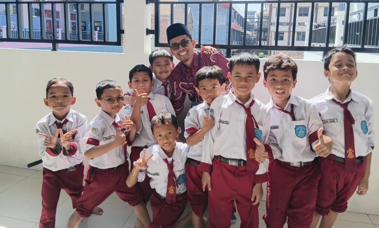 Siswa dan guru SD Muhammadiyah Jepara berfoto bersama saat kegiatan study tiru