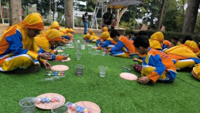 Murid SD Muhammadiyah PK Solo antusias mewarnai media gerabah saat kegiatan field trip di Salatiga Eco Park.