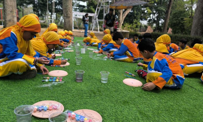 Murid SD Muhammadiyah PK Solo antusias mewarnai media gerabah saat kegiatan field trip di Salatiga Eco Park.