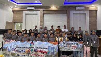 Siswa SD Muhammadiyah Temanggung foto bersama membawa spanduk Immersion Program Goes To Malaysia & Singapore 2026.