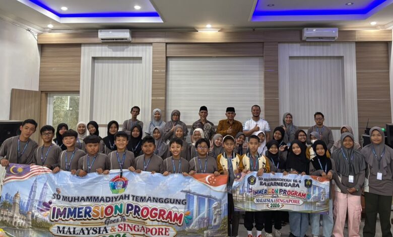 Siswa SD Muhammadiyah Temanggung foto bersama membawa spanduk Immersion Program Goes To Malaysia & Singapore 2026.