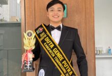 Akmal Mahamida kader IPM Temanggung tersenyum memegang piala dan mengenakan selempang Juara Harapan 1 Duta GenRe Temanggung 2026.