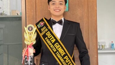 Akmal Mahamida kader IPM Temanggung tersenyum memegang piala dan mengenakan selempang Juara Harapan 1 Duta GenRe Temanggung 2026.