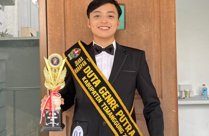 Akmal Mahamida kader IPM Temanggung tersenyum memegang piala dan mengenakan selempang Juara Harapan 1 Duta GenRe Temanggung 2026.