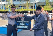 Penyerahan hadiah Lomba Cosplay Character Defile Juara 1 sebesar Rp50 Juta kepada Kepala SMK Mutu Wonosobo oleh Perwakilan Polda Jateng.