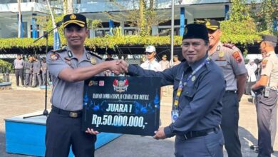 Penyerahan hadiah Lomba Cosplay Character Defile Juara 1 sebesar Rp50 Juta kepada Kepala SMK Mutu Wonosobo oleh Perwakilan Polda Jateng.