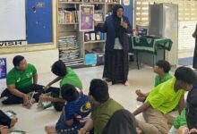 Tim Dosen UMS AR Magic Book Malaysia memperagakan media edukasi interaktif di hadapan siswa Sanggar Bimbingan Kampung Pandan Kuala Lumpur