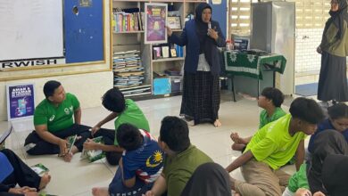 Tim Dosen UMS AR Magic Book Malaysia memperagakan media edukasi interaktif di hadapan siswa Sanggar Bimbingan Kampung Pandan Kuala Lumpur