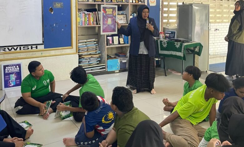 Tim Dosen UMS AR Magic Book Malaysia memperagakan media edukasi interaktif di hadapan siswa Sanggar Bimbingan Kampung Pandan Kuala Lumpur