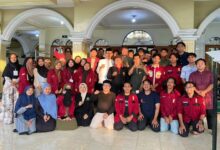 Foto bersama jamaah, pengurus LPCRPM, LDK, IMM, dan BikersMu Sukoharjo di serambi Masjid An Nur Jetis.