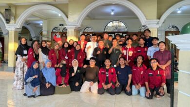 Foto bersama jamaah, pengurus LPCRPM, LDK, IMM, dan BikersMu Sukoharjo di serambi Masjid An Nur Jetis.