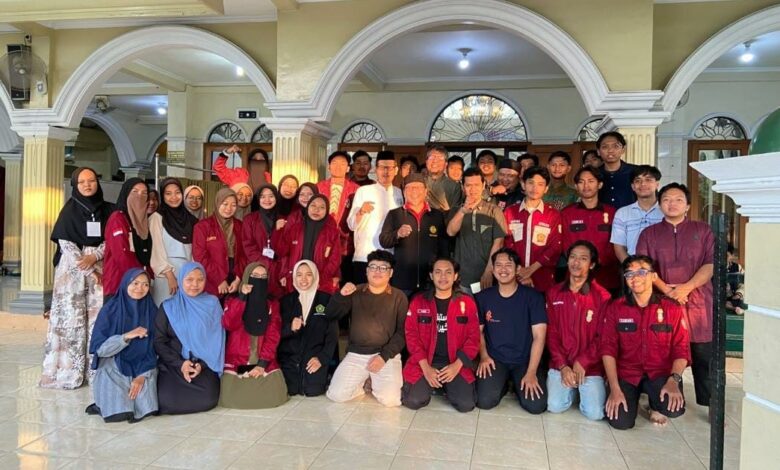Foto bersama jamaah, pengurus LPCRPM, LDK, IMM, dan BikersMu Sukoharjo di serambi Masjid An Nur Jetis.