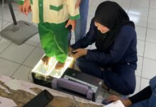 Mahasiswa Fisioterapi UMS mengoperasikan alat deteksi lengkung kaki anak berbasis IoT yang sedang diuji coba oleh seorang anak TK.