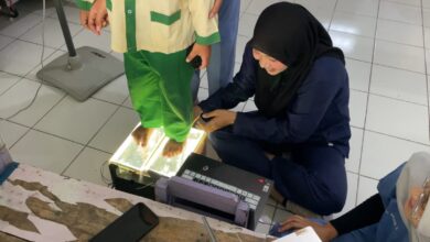 Mahasiswa Fisioterapi UMS mengoperasikan alat deteksi lengkung kaki anak berbasis IoT yang sedang diuji coba oleh seorang anak TK.