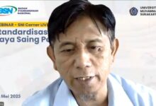 Prof. dr. Dr. Em Sutrisna, M.Kes. memberikan sambutan terkait penguatan layanan BPJS Ketenagakerjaan UMS secara daring.