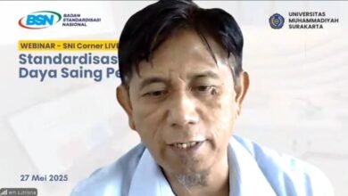 Prof. dr. Dr. Em Sutrisna, M.Kes. memberikan sambutan terkait penguatan layanan BPJS Ketenagakerjaan UMS secara daring.