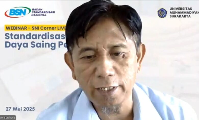 Prof. dr. Dr. Em Sutrisna, M.Kes. memberikan sambutan terkait penguatan layanan BPJS Ketenagakerjaan UMS secara daring.
