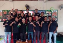 Pengurus Lazismu Kabupaten Pekalongan berfoto bersama saat penggalangan bantuan bencana gempa NTT 2026.