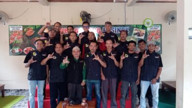 Pengurus Lazismu Kabupaten Pekalongan berfoto bersama saat penggalangan bantuan bencana gempa NTT 2026.
