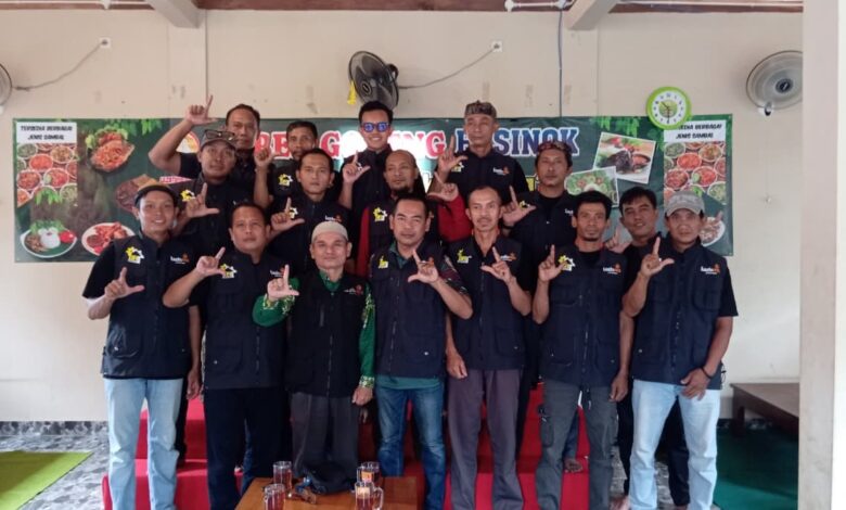 Pengurus Lazismu Kabupaten Pekalongan berfoto bersama saat penggalangan bantuan bencana gempa NTT 2026.