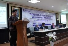 Muhammad Nabil Miqdam menyampaikan kesan dan pesan mewakili wisudawan FIK UMS pada Yudisium dan Pelepasan Periode I Tahun Akademik 2026/2027.