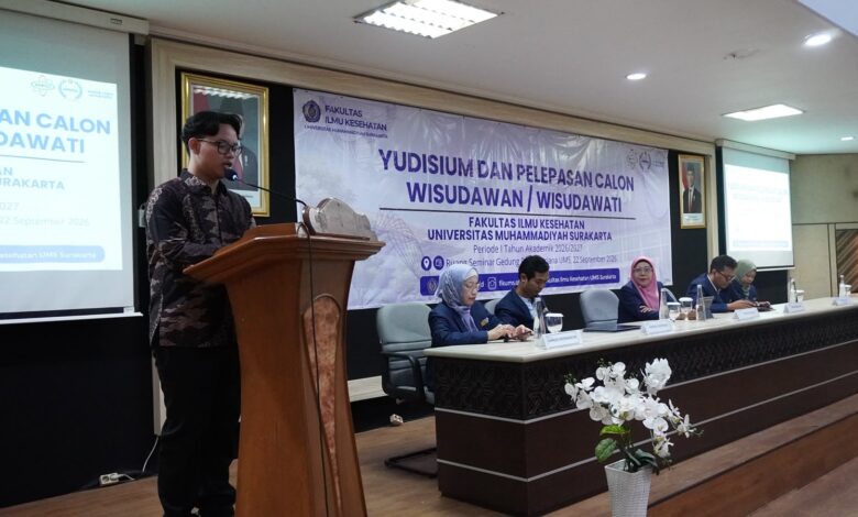 Muhammad Nabil Miqdam menyampaikan kesan dan pesan mewakili wisudawan FIK UMS pada Yudisium dan Pelepasan Periode I Tahun Akademik 2026/2027.