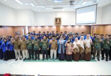 Mahasiswa HES UMP dan pimpinan FAI UMP foto bersama para Hakim Agung Kamar Agama Mahkamah Agung RI saat kunjungan akademik pembahasan sengketa ekonomi syariah.