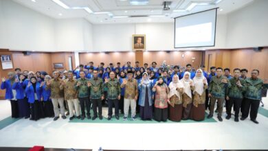 Mahasiswa HES UMP dan pimpinan FAI UMP foto bersama para Hakim Agung Kamar Agama Mahkamah Agung RI saat kunjungan akademik pembahasan sengketa ekonomi syariah.