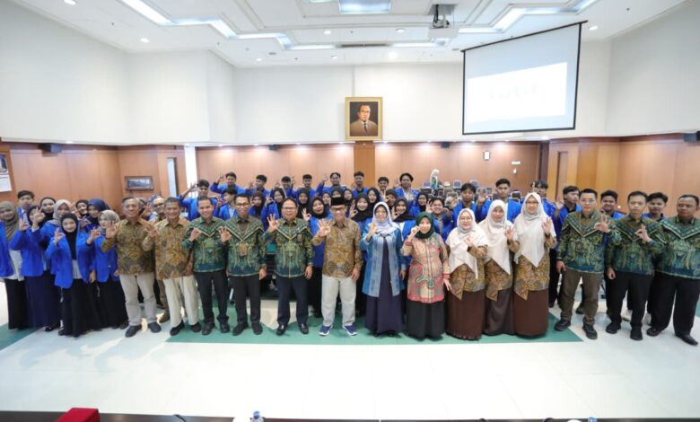 Mahasiswa HES UMP dan pimpinan FAI UMP foto bersama para Hakim Agung Kamar Agama Mahkamah Agung RI saat kunjungan akademik pembahasan sengketa ekonomi syariah.