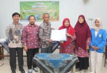 Penyerahan dokumen kerja sama program penanganan stunting di Kendal oleh dosen pembina UNIMUS dan Kepala Desa Bebengan Boja.
