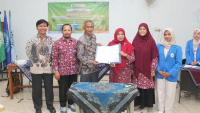 Penyerahan dokumen kerja sama program penanganan stunting di Kendal oleh dosen pembina UNIMUS dan Kepala Desa Bebengan Boja.