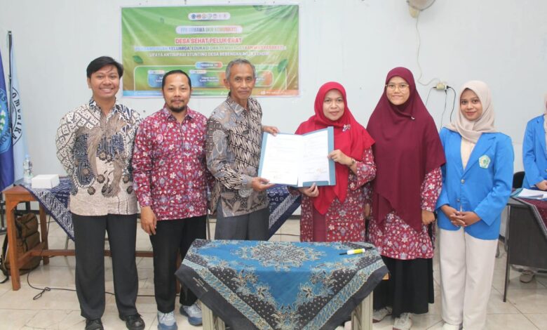 Penyerahan dokumen kerja sama program penanganan stunting di Kendal oleh dosen pembina UNIMUS dan Kepala Desa Bebengan Boja.
