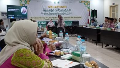 Pemateri memberikan materi public speaking dalam Pelatihan Mubaligh dan Mubalighat PCM-PCA Kraton di Gedung PP Muhammadiyah Yogyakarta.