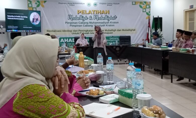 Pemateri memberikan materi public speaking dalam Pelatihan Mubaligh dan Mubalighat PCM-PCA Kraton di Gedung PP Muhammadiyah Yogyakarta.