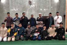Foto bersama santri dan pengasuh Ponpes Asy-Syifa Jepara saat pelepasan kontingen KSMN Malang di Masjid Baitul Muttaqien.