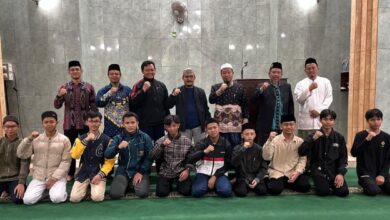 Foto bersama santri dan pengasuh Ponpes Asy-Syifa Jepara saat pelepasan kontingen KSMN Malang di Masjid Baitul Muttaqien.
