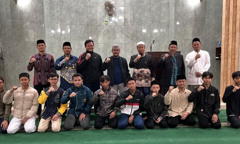 Foto bersama santri dan pengasuh Ponpes Asy-Syifa Jepara saat pelepasan kontingen KSMN Malang di Masjid Baitul Muttaqien.